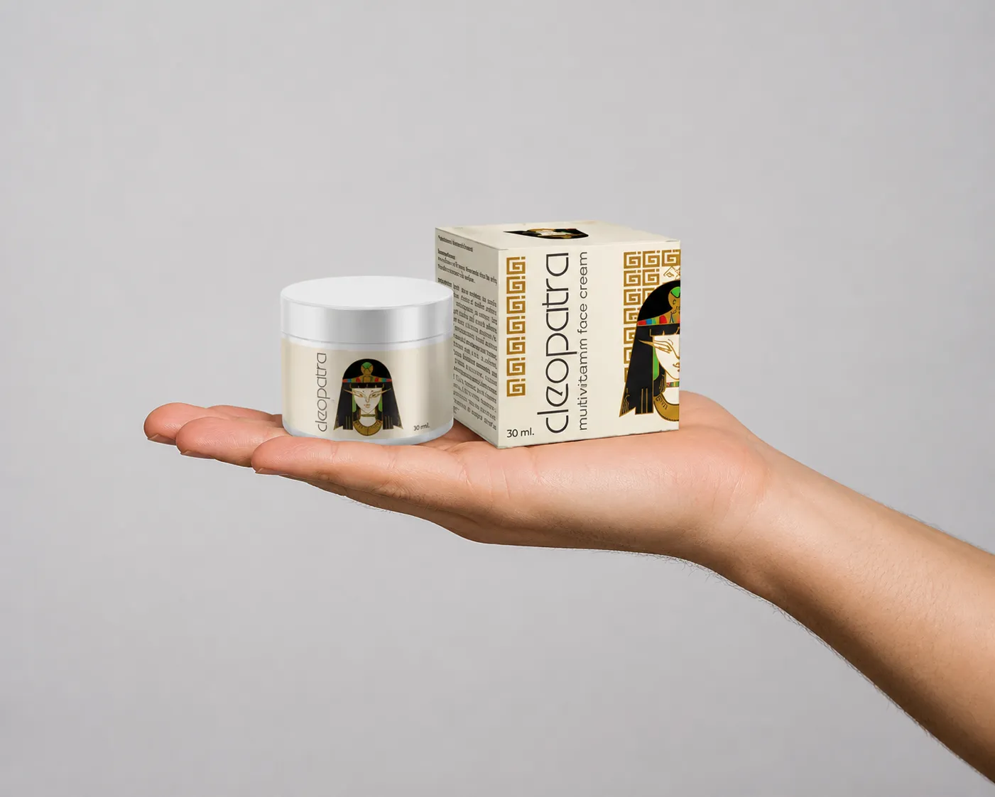 Cleopatra cream — Verpackung in der Hand