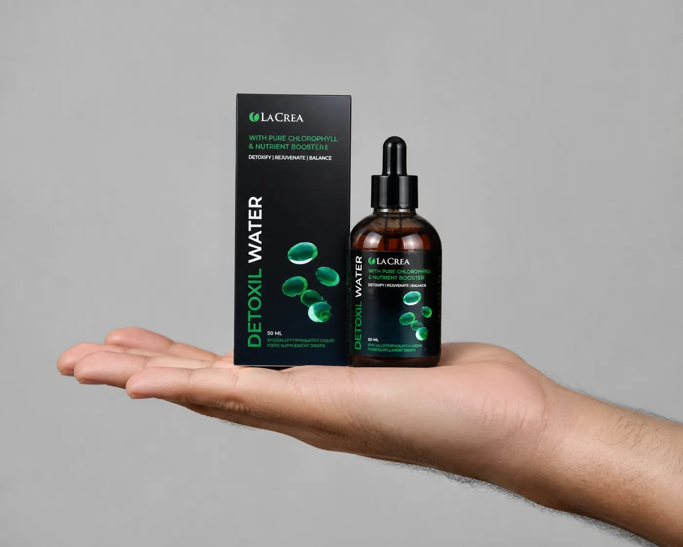 Detoxil water — Verpackung in der Hand
